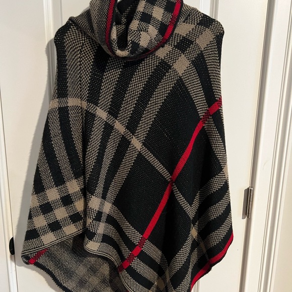 Gorgeous Italian dressy poncho one size - Picture 2 of 4